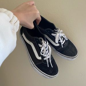 Vans old skool in Black. size US 7 in women’s. Lightly worn.